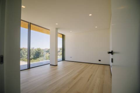 Moradia T4 com jardim e piscina em Cascais