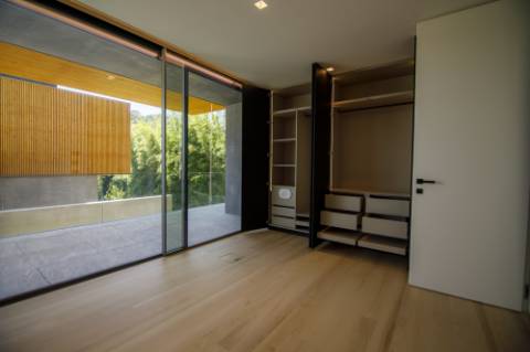 Moradia T4 com jardim e piscina em Cascais