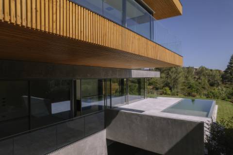 Moradia T4 com jardim e piscina em Cascais