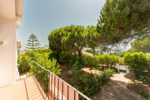 Casa na Falésia da Caparica com jardim ao lado das praias