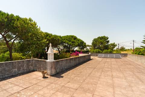 Casa na Falésia da Caparica com jardim ao lado das praias