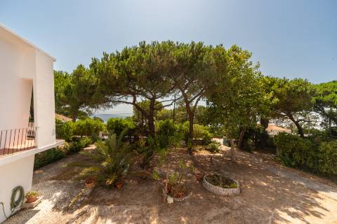 Casa na Falésia da Caparica com jardim ao lado das praias