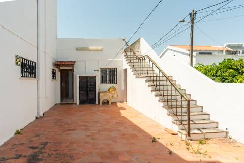 Casa na Falésia da Caparica com jardim ao lado das praias
