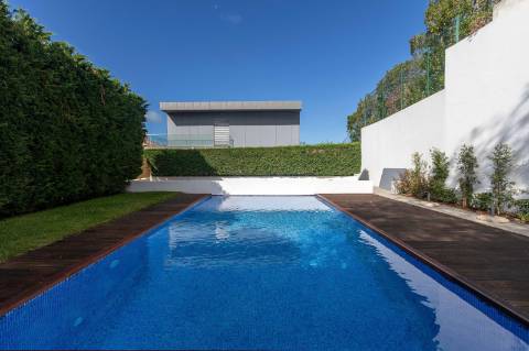 Penthouse Duplex T3 + 1 com Terraços Privativos, piscina e Vista Mar em Cascais