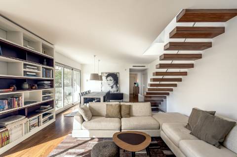 Penthouse Duplex T3 + 1 com Terraços Privativos, piscina e Vista Mar em Cascais