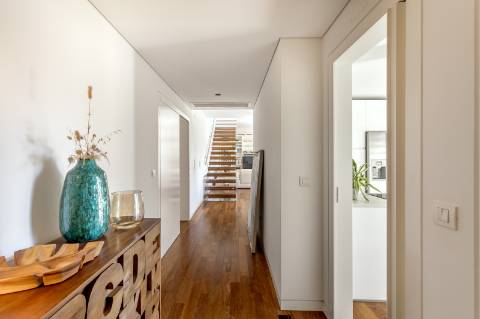 Penthouse Duplex T3 + 1 com Terraços Privativos, piscina e Vista Mar em Cascais