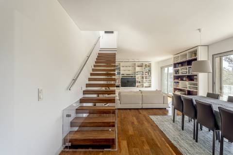 Penthouse Duplex T3 + 1 com Terraços Privativos, piscina e Vista Mar em Cascais