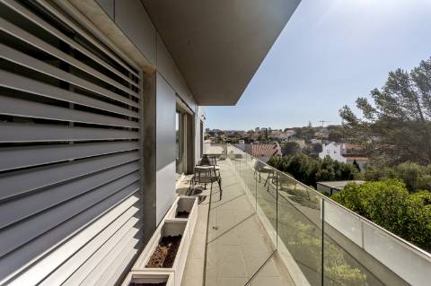 Penthouse Duplex T3 + 1 com Terraços Privativos, piscina e Vista Mar em Cascais