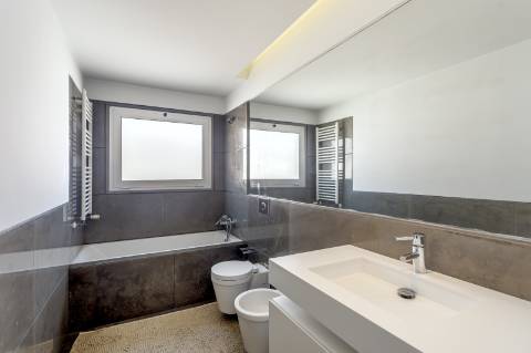 Penthouse Duplex T3 + 1 com Terraços Privativos, piscina e Vista Mar em Cascais