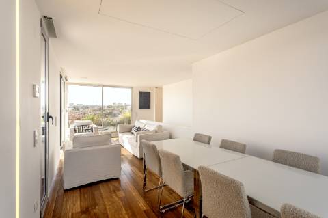 Penthouse Duplex T3 + 1 com Terraços Privativos, piscina e Vista Mar em Cascais