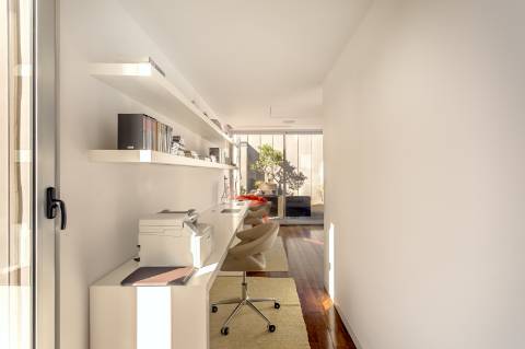 Penthouse Duplex T3 + 1 com Terraços Privativos, piscina e Vista Mar em Cascais