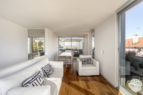 Penthouse Duplex T3 + 1 com Terraços Privativos, piscina e Vista Mar em Cascais