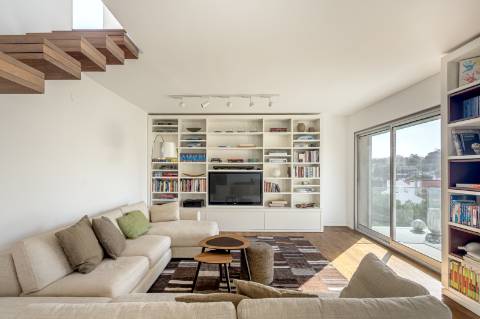 Penthouse Duplex T3 + 1 com Terraços Privativos, piscina e Vista Mar em Cascais