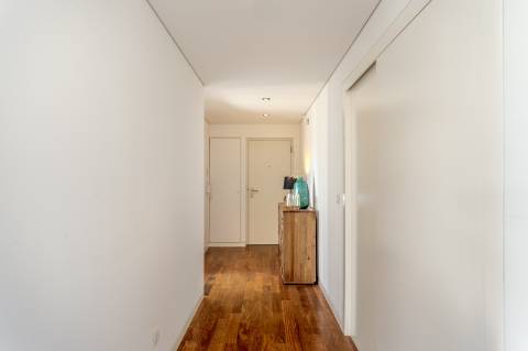 Penthouse Duplex T3 + 1 com Terraços Privativos, piscina e Vista Mar em Cascais