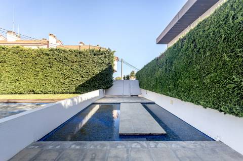 Penthouse Duplex T3 + 1 com Terraços Privativos, piscina e Vista Mar em Cascais