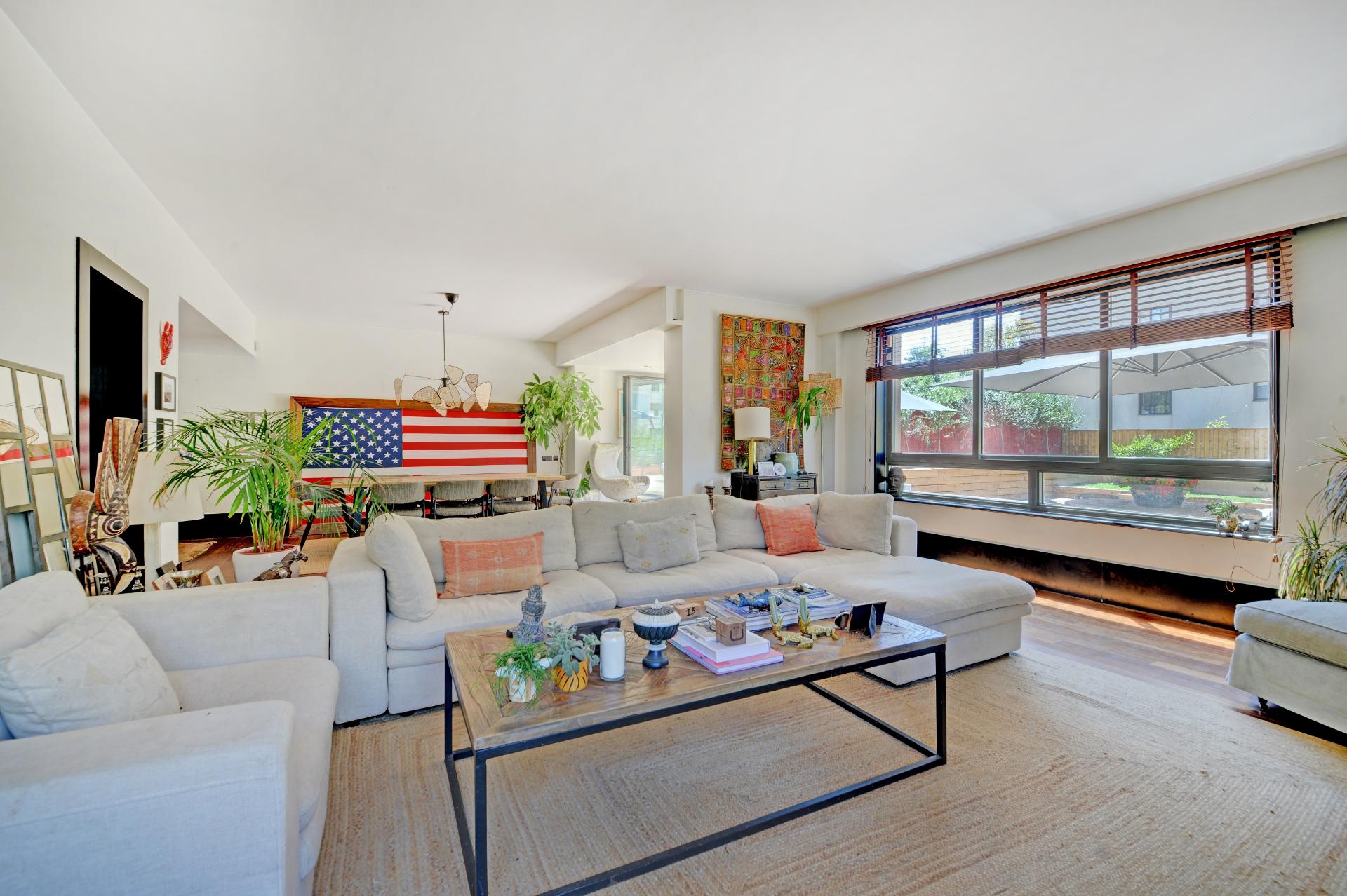 Apartamento T3 Remodelado por Arquiteto na Quinta de Miramar com Espaço Exterior de +100 m²