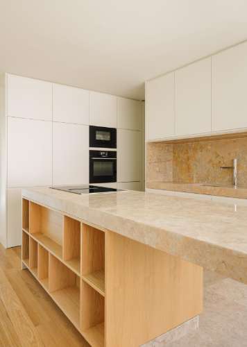 Moradia Geminada T4+1 nova a estrear, com jardins e pátio privativos, terraço com jacuzzi e 3 lugares de garagem