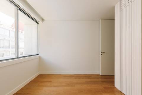 Moradia Geminada T4+1 nova a estrear, com jardins e pátio privativos, terraço com jacuzzi e 3 lugares de garagem