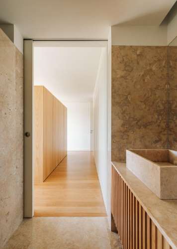 Moradia Geminada T4+1 nova a estrear, com jardins e pátio privativos, terraço com jacuzzi e 3 lugares de garagem