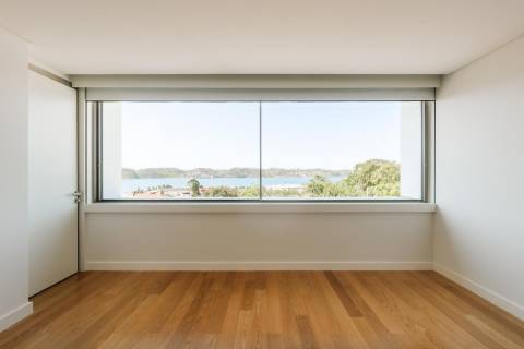 Moradia Geminada T4+1 nova a estrear, com jardins e pátio privativos, terraço com jacuzzi e 3 lugares de garagem