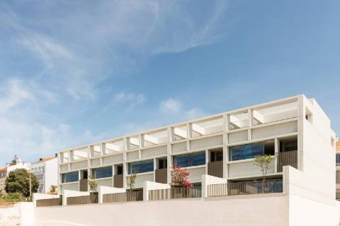 Moradia Geminada T4+1 nova a estrear, com jardins e pátio privativos, terraço com jacuzzi e 3 lugares de garagem