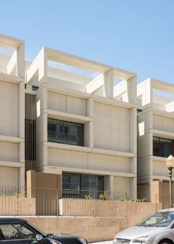 Moradia Geminada T4+1 nova a estrear, com jardins e pátio privativos, terraço com jacuzzi e 3 lugares de garagem