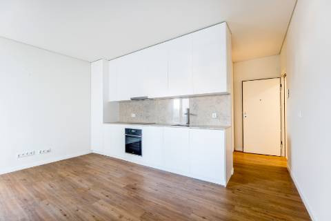 Estúdio, novo a estrear com terraço e varanda localizado em Santo Amaro, Alcântara