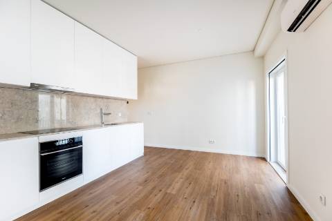 Estúdio, novo a estrear com terraço e varanda localizado em Santo Amaro, Alcântara