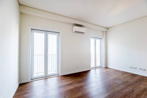 Estúdio, novo a estrear com varanda localizado em Santo Amaro, Alcântara