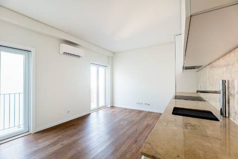 Estúdio, novo a estrear com varanda localizado em Santo Amaro, Alcântara