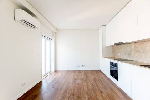 Estúdio, novo a estrear com varanda localizado em Santo Amaro, Alcântara