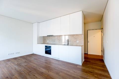 Estúdio, novo a estrear com varanda localizado em Santo Amaro, Alcântara