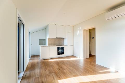 Apartamento T1, novo a estrear com varandas e vistas para cidade e Tejo localizado em Santo Amaro, Alcântara