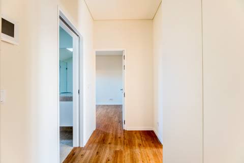 Apartamento T1, novo a estrear com varandas e vistas para cidade e Tejo localizado em Santo Amaro, Alcântara