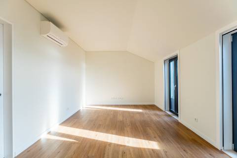 Apartamento T1, novo a estrear com varandas e vistas para cidade e Tejo localizado em Santo Amaro, Alcântara