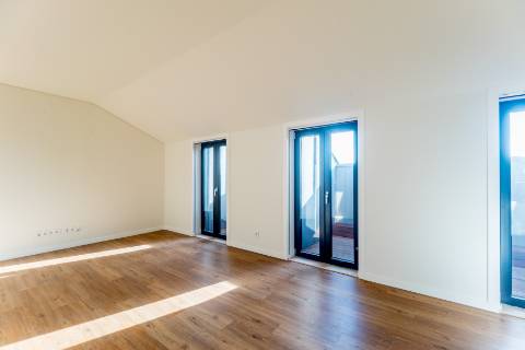 Apartamento T1, novo a estrear com varandas e vistas para cidade e Tejo localizado em Santo Amaro, Alcântara