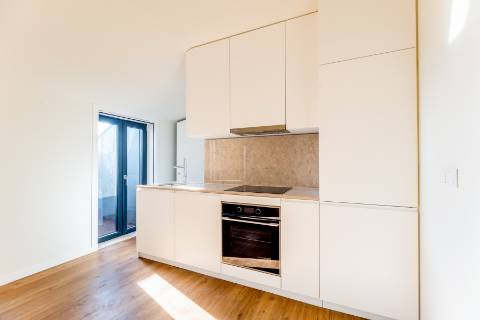 Apartamento T1, novo a estrear com varandas e vistas para cidade e Tejo localizado em Santo Amaro, Alcântara