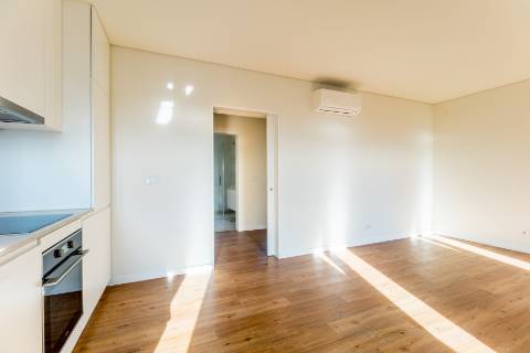 Apartamento T1, novo a estrear com varandas e vistas para cidade e Tejo localizado em Santo Amaro, Alcântara