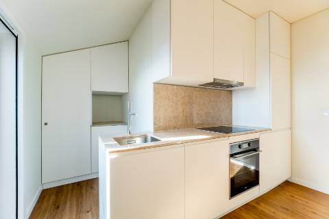 Apartamento T1, novo a estrear com varandas e vistas para cidade e Tejo localizado em Santo Amaro, Alcântara