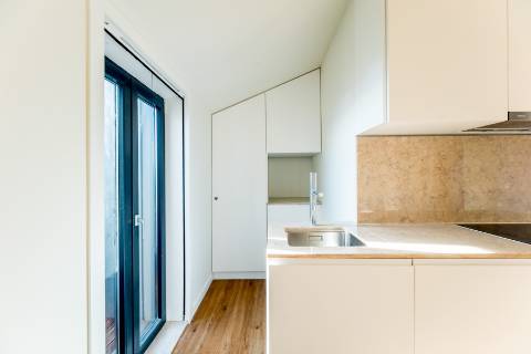 Apartamento T1, novo a estrear com varandas e vistas para cidade e Tejo localizado em Santo Amaro, Alcântara