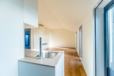 Apartamento T1, novo a estrear com varandas e vistas para cidade e Tejo localizado em Santo Amaro, Alcântara