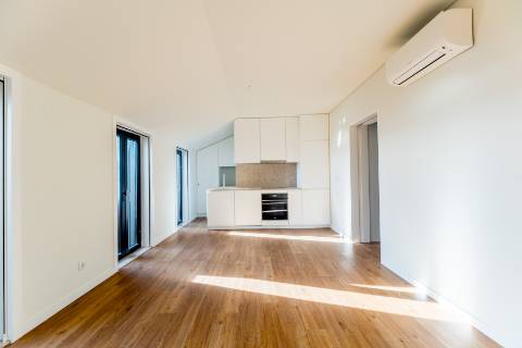 Apartamento T1, novo a estrear com varandas e vistas para cidade e Tejo localizado em Santo Amaro, Alcântara