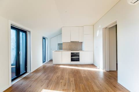 Apartamento T1, novo a estrear com varandas e vistas para cidade e Tejo localizado em Santo Amaro, Alcântara