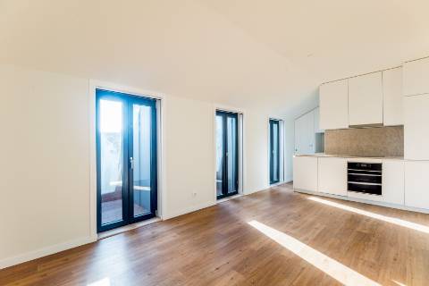 Apartamento T1, novo a estrear com varandas e vistas para cidade e Tejo localizado em Santo Amaro, Alcântara