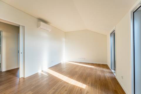 Apartamento T1, novo a estrear com varandas e vistas para cidade e Tejo localizado em Santo Amaro, Alcântara