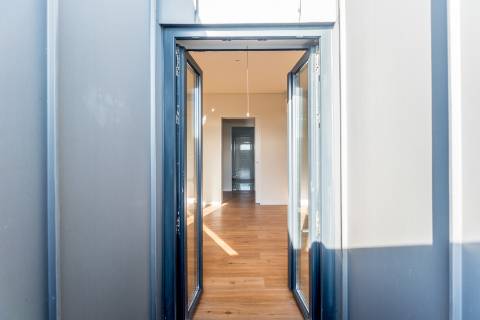 Apartamento T1, novo a estrear com varandas e vistas para cidade e Tejo localizado em Santo Amaro, Alcântara