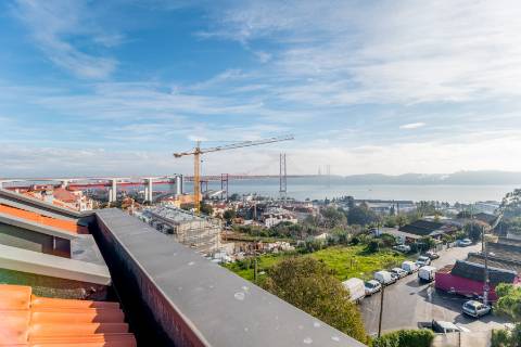 Apartamento T1, novo a estrear com varandas e vistas para cidade e Tejo localizado em Santo Amaro, Alcântara