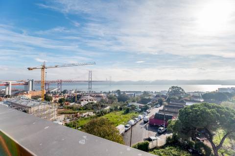 Apartamento T1, novo a estrear com varandas e vistas para cidade e Tejo localizado em Santo Amaro, Alcântara
