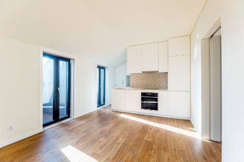 Apartamento T1, novo a estrear com varandas e vistas para cidade e Tejo localizado em Santo Amaro, Alcântara