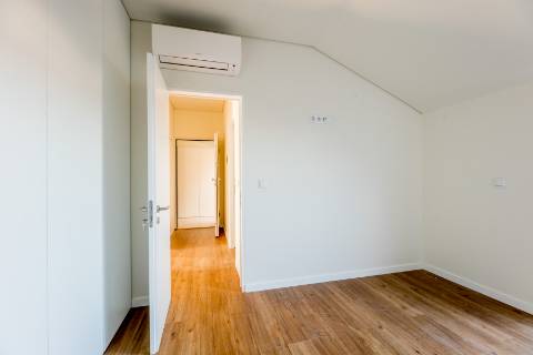 Apartamento T1, novo a estrear com varandas e vistas para cidade e Tejo localizado em Santo Amaro, Alcântara